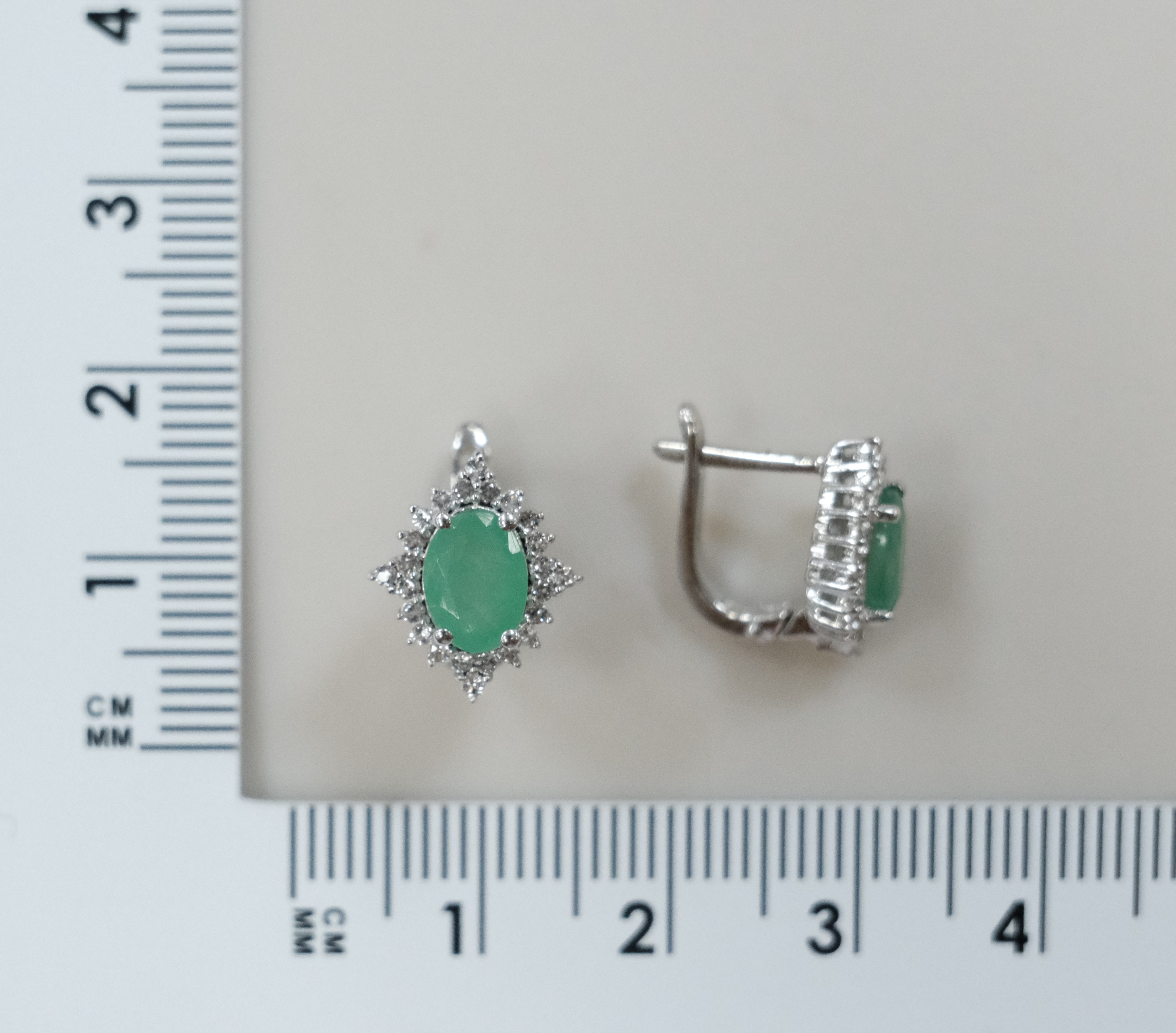 Серебряные серьги с изумрудами
